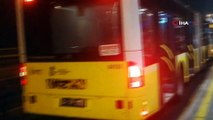 Metrobüste yangın paniği: Halıcıoğlu durağında altından alev ve dumanlar çıkan metrobüs ekipler tarafından söndürüldü