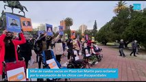 Sillas de ruedas vacías en Plaza San Martín para reclamar por la vacunación de los chicos con discapacidades