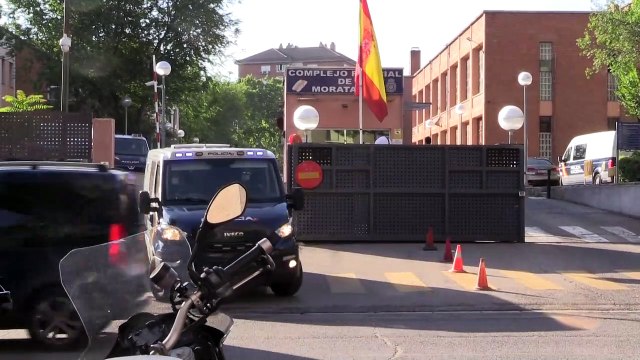 José Luis Moreno abandona la comisaría en un furgón policial
