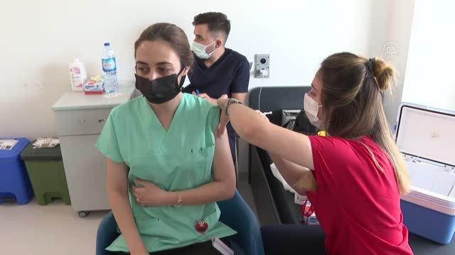Sağlık çalışanları ile 50 yaş ve üstüne üçüncü doz aşı uygulaması başladı