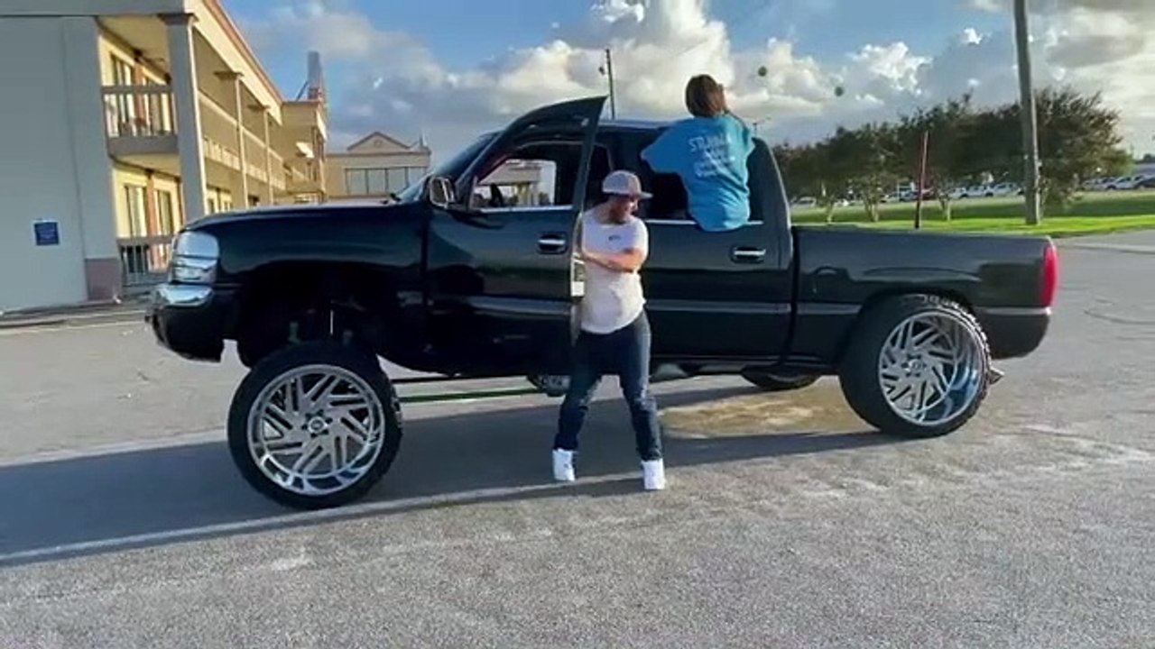 Un homme se fait écraser par son pick up