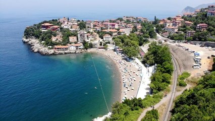 Zonguldak'ta vatandaşlar denize akın etti