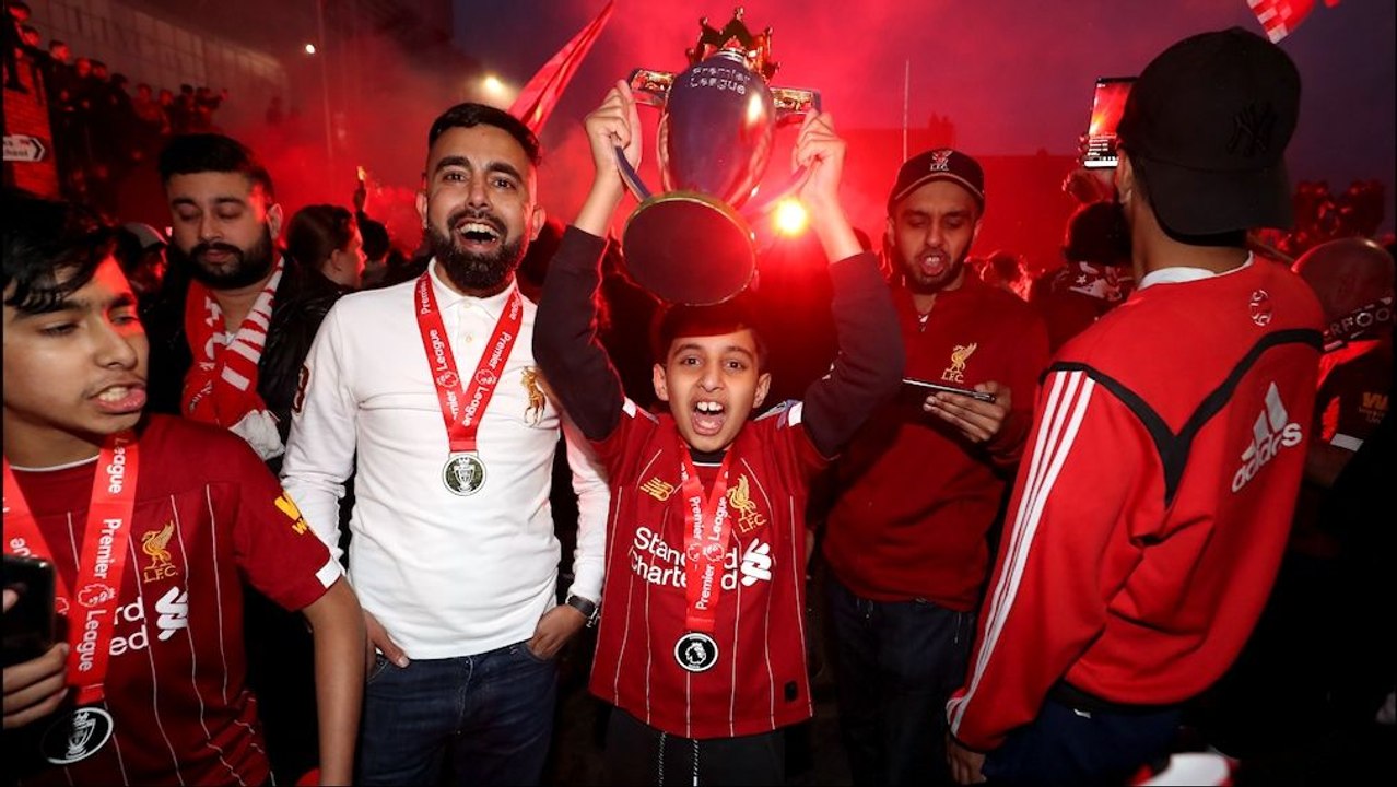Kaum Abstand, wenig Masken - Liverpool-Fans feiern ausgelassene Meisterparty
