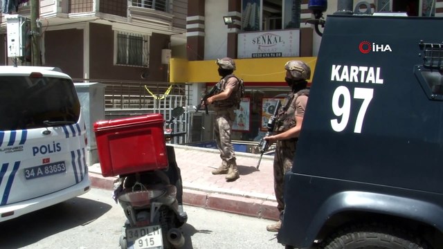 Esenyurt'ta bir kadın, kendisinden ayrılmak isteyen bekçi sevgilisini rehin aldı. Bekçi sevgilisinin silahını alarak kendisini ve sevgilisini öldüreceğini söyleyen kadın, polisi harekete geçirdi. Olay yerine özel harekat polisleri ve müzak