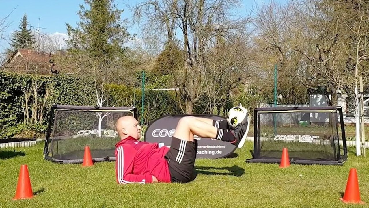 Ballbeherrschung: Im Sitzen jonglieren