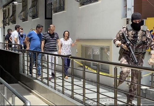 Esenyurt'ta bir kadın, bekçi sevgilisini rehin aldı