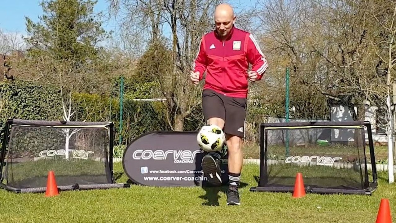 Von einem Fuß zum anderen: Ball im kleinen Kreis jonglieren
