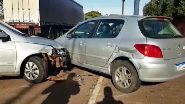 Colisão entre três veículos é registrada na Avenida Tancredo Neves