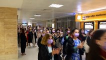 İzmir Barosu avukatları İstanbul Sözleşmesi'nden çıkılmasına karşı adliye koridorlarında ses yükseltti