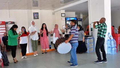 EMEKLİ OLAN BAKKAL, İŞ YERİNİ DAVUL ZURNAYLA KUTLAMA YAPARAK KAPATTI