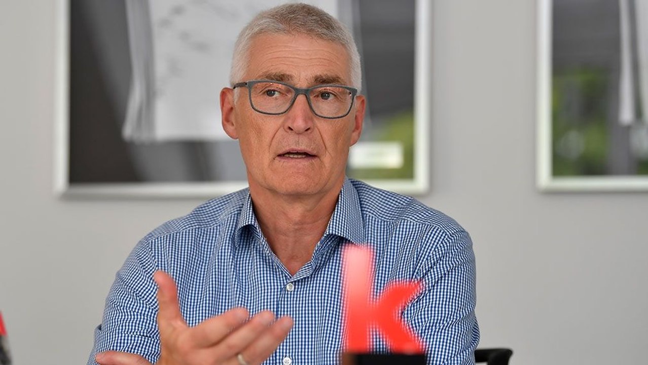 Regelkunde für die Redaktion - Schiri-Chef Fröhlich beim kicker