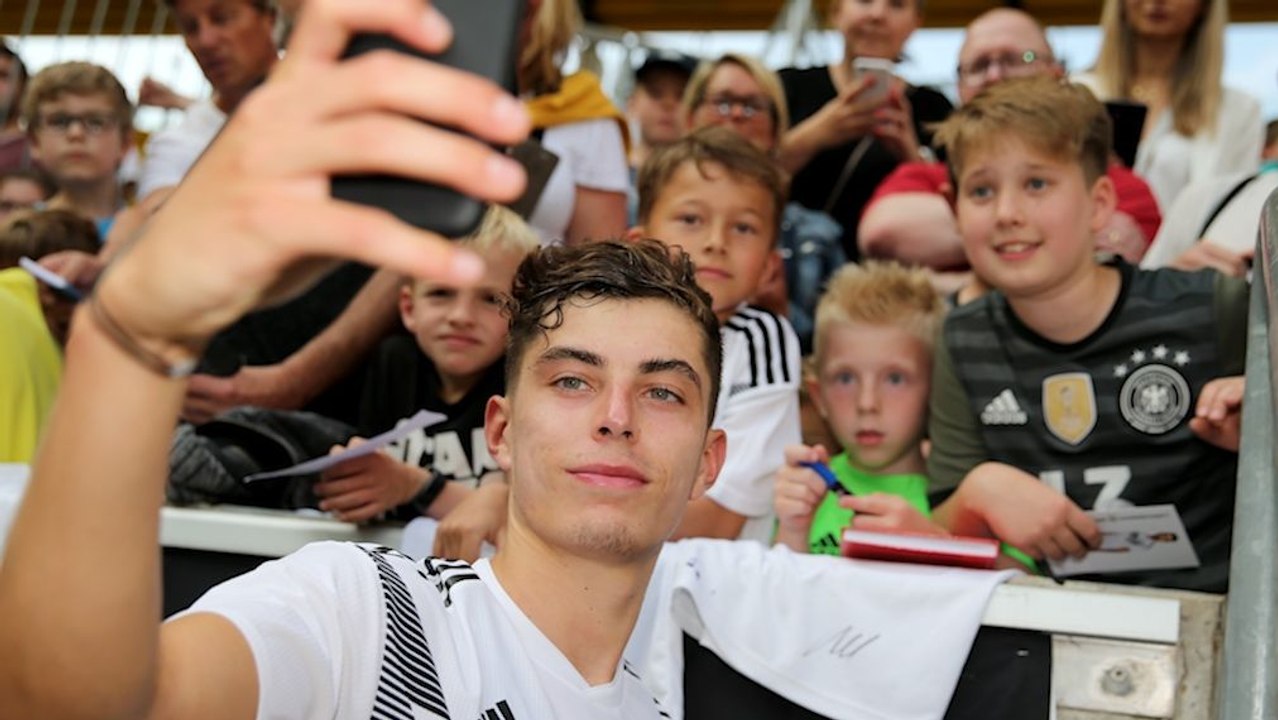 Volksfeststimmung mit Umbruch - Die Nationalmannschaft zum Anfassen