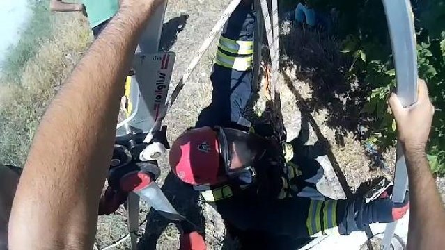 Son dakika haberi: 8 METRELİK KUYUYA DÜŞEN 2 YAVRU KEDİYİ İTFAİYE KURTARDI