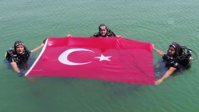 Dalgıç polisler su altında Denizcilik ve Kabotaj Bayramı'nı kutladı