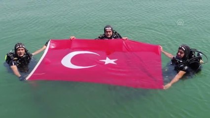 Dalgıç polisler su altında Denizcilik ve Kabotaj Bayramı'nı kutladı