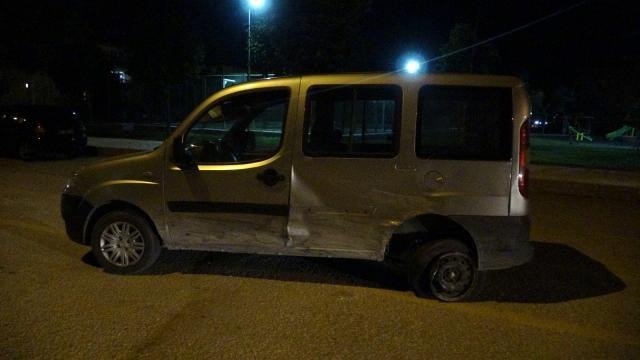 Dur ihtarına uymayan araç ile polis otosu çarpıştı: 2 polis yaralı