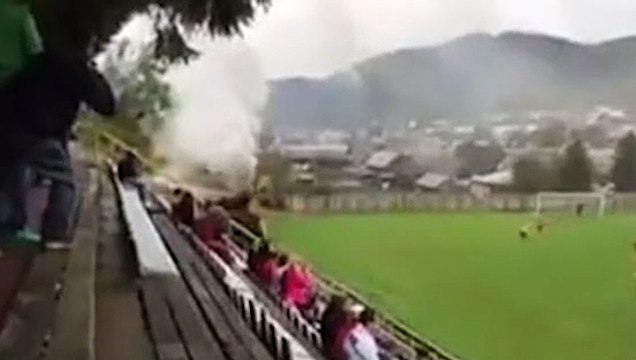 Maç esnasında sahadan tren geçti!
