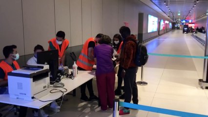 İstanbul Havalimanı'nda kurulan PCR noktasında belli sayıda yolcuya örnekleme temelinde test işlemleri yapılıyor