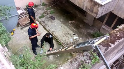 Alacaklılarından kaçarken apartman boşluğuna düştü