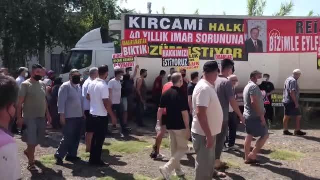 İmar planları iptal edilen mahallenin sakinleri, yolu ulaşıma kapatarak eylem yaptı