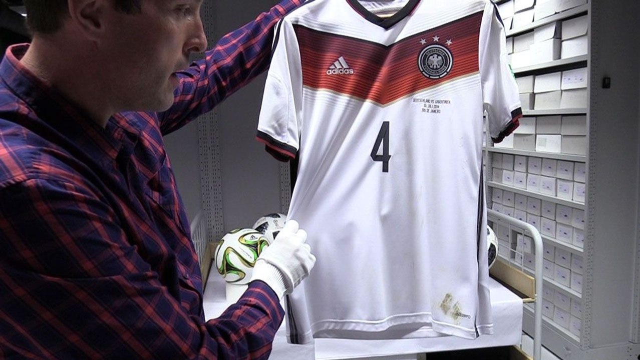 Höwedes-Trikot mit Flecken archiviert - DFB-Schätze im Adidas-Archiv