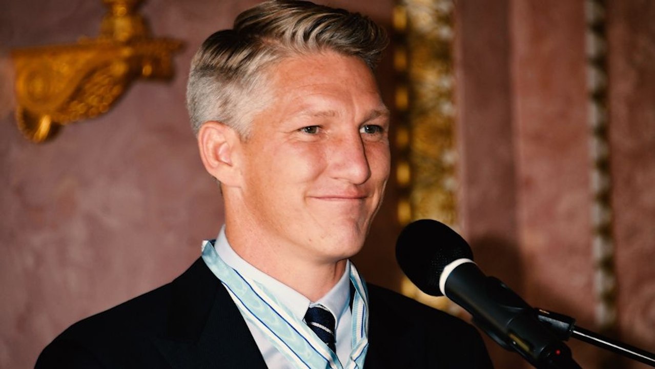 'Basti is back' - Verdienstorden und frenetische Fans