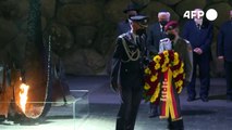 الرئيس الألماني يضع إكليلا من الزهور عند نصب 