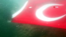 Mersin'de dalgıç polisler denizde Türk bayrağı açtı, kirliliği görüntüledi
