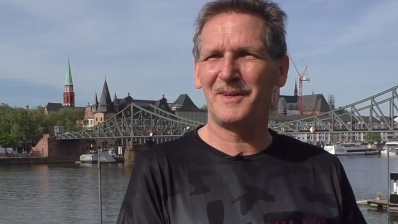 Torwart Wenninger fliegt mit 60 noch durch den Strafraum!