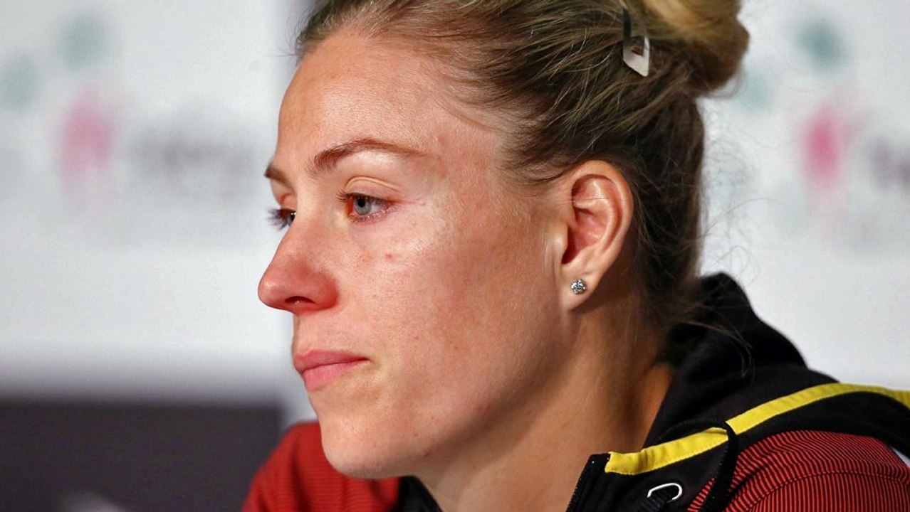 Traurige Kerber blickt nach Paris