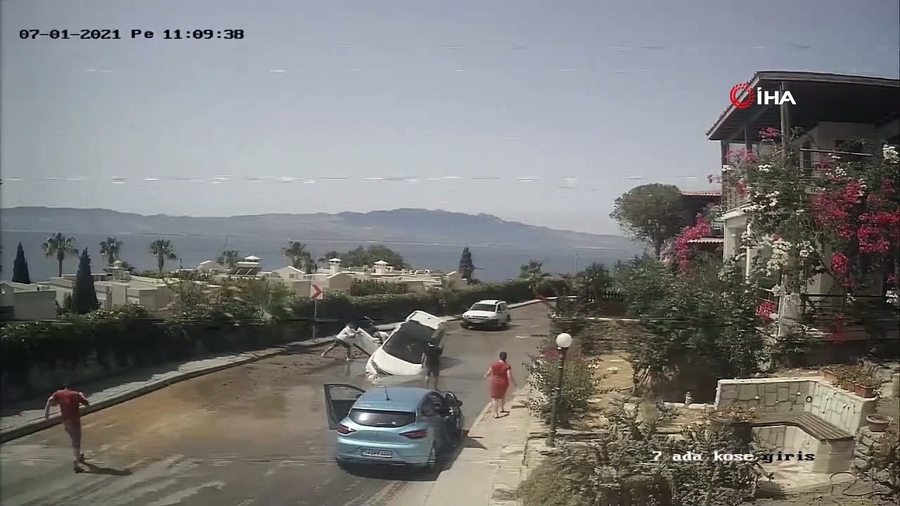 Asfalt yarıldı, lüks cip içine düştü, o anlar saniye saniye güvenlik kamerasına yansıdı