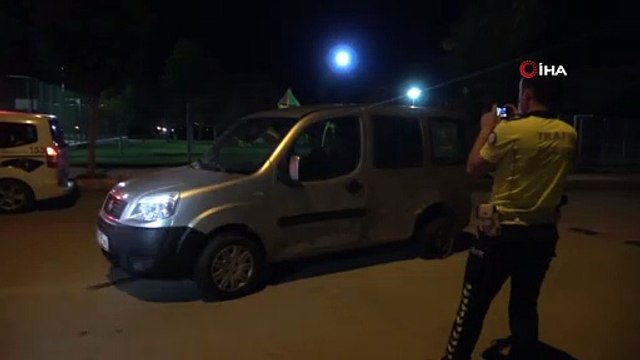 Dur ihtarına uymayan araç ile polis otosu çarpıştı: 2 polis yaralı