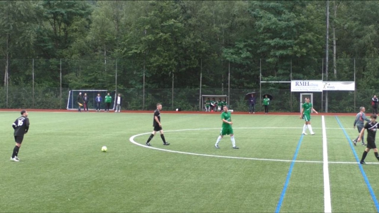 Traumtor aus 60 Metern! Florian Scheib (SV Wallrabenstein) überrascht den Keeper