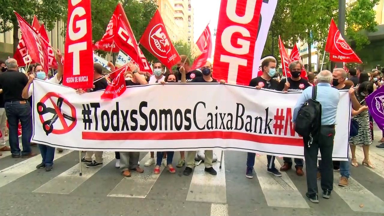 CaixaBank y sindicatos firman un ERE para 6.452 empleados