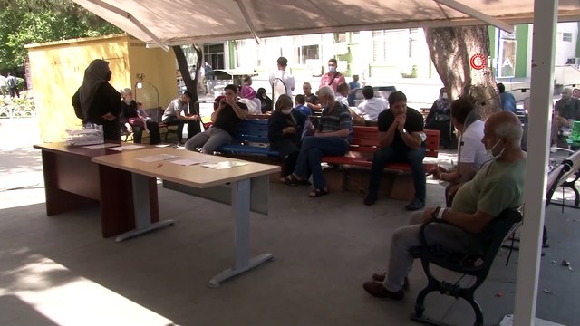 Sağlık çalışanları ve 50 yaş üzeri vatandaşlar için 3. doz aşı uygulaması başladı