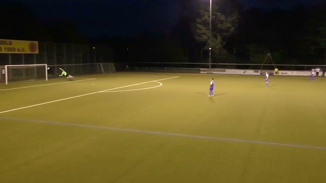 Weiter trotz Unterzahl, dank eines Treffers vom Mittelkreis