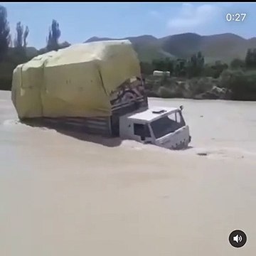 Ce camion réussit à traverser une rivière en crue... joli
