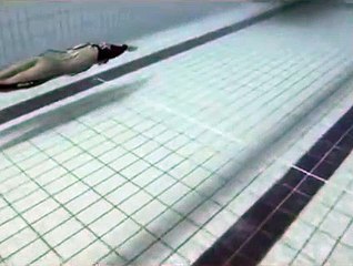 Mauvaise surprise dans la piscine pour ce nageur