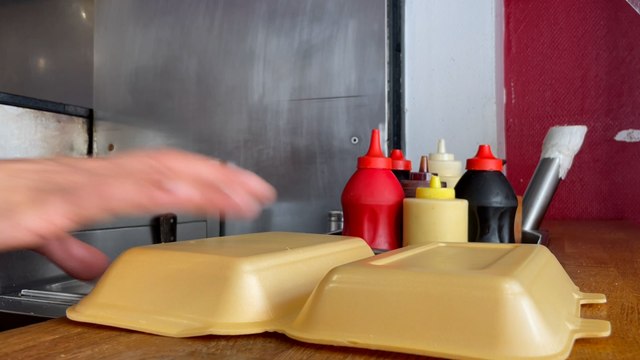 Fin des plastiques à usage unique : la fameuse boîte à kebab condamnée à disparaître