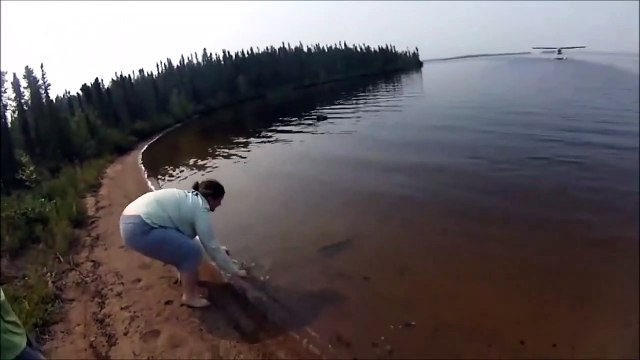 Elle remet un poisson à l'eau, il revient immédiatement dans ses bras