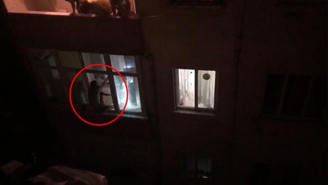 İstanbul'da nefes kesen rehine kurtarma operasyonu! Gözü dönen baba, çocuğunu bıçakla rehin aldı