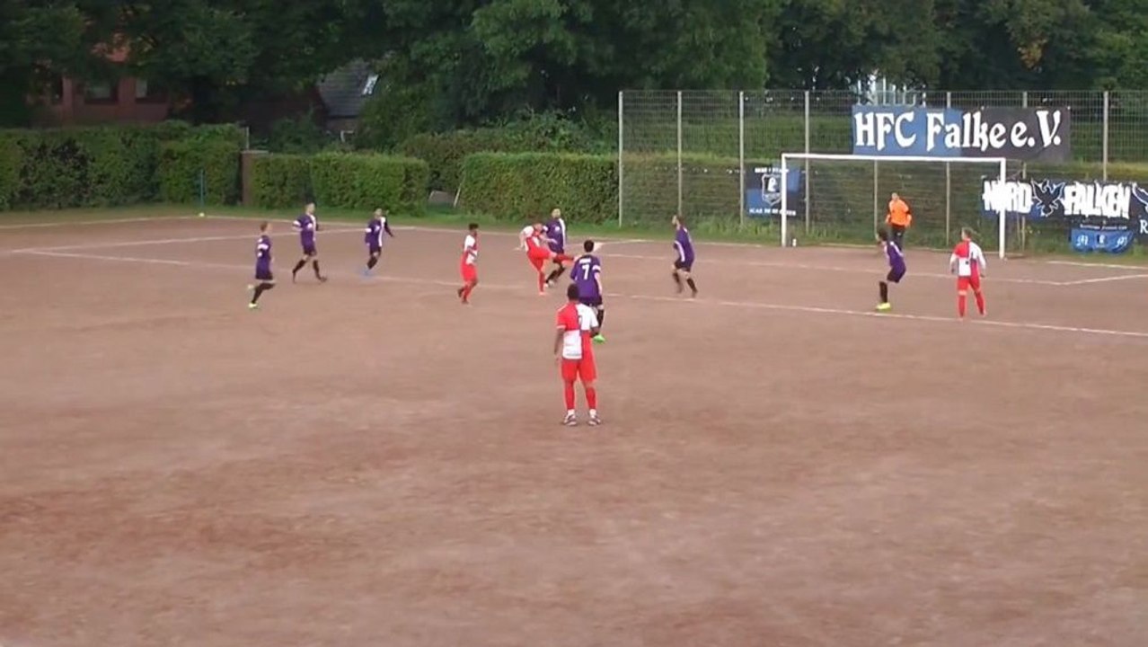 Traumtor auf Asche: Drehung, Volley, Treffer!