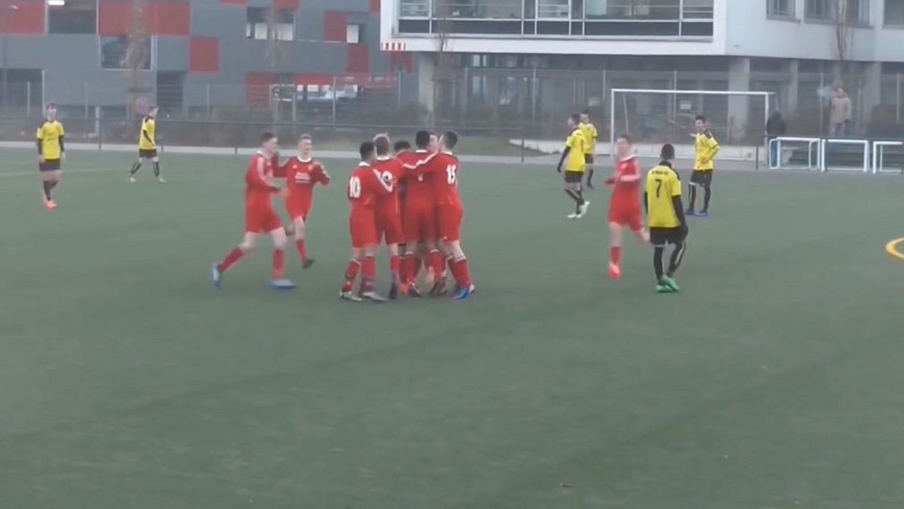 Unter die Latte: Uguz Fernschuss