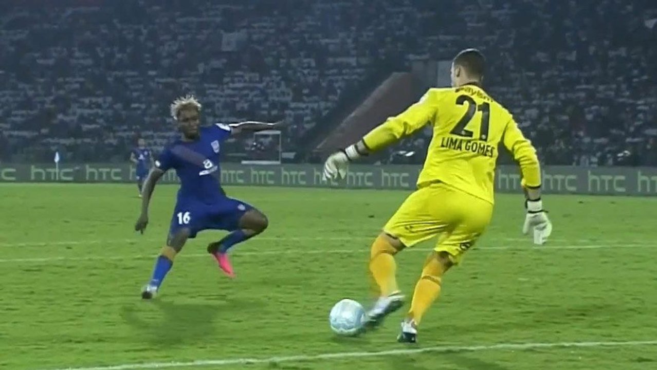 Ordentlich verdribbelt: Torwartpatzer in Indien