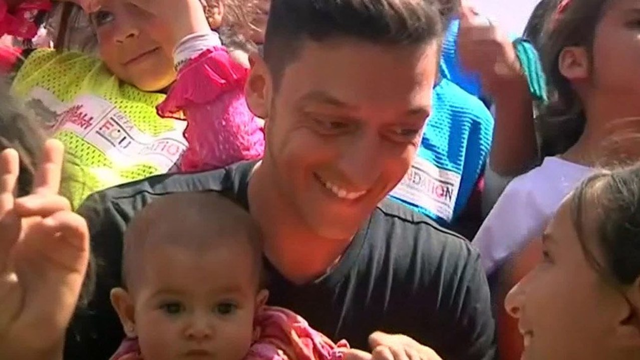 Özil besucht ein Flüchtlingslager
