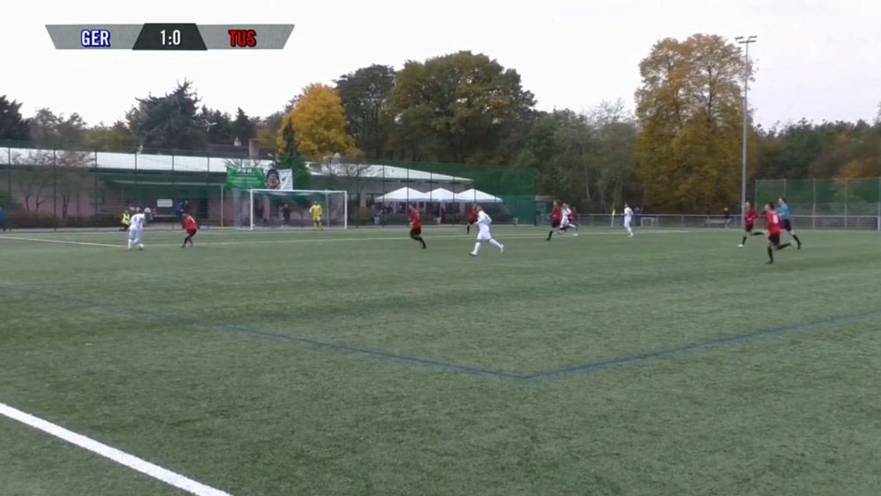 Dieser Stürmer tanzt vor dem Tor alle aus!