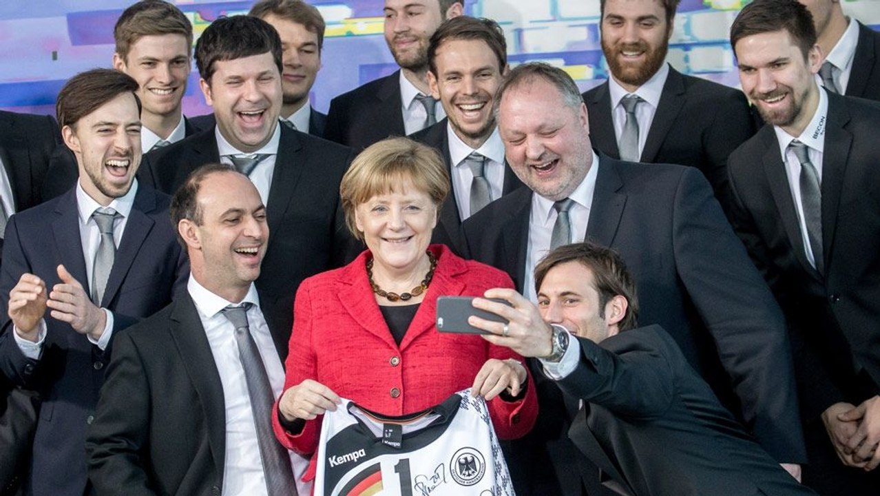 Mit Raute und Selfie: Merkel empfängt Europameister