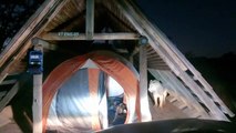 شاهد: أسد يتسلق إلى خيمة المصور السينمائي روبرت هوفماير ويصيبه بالذعر