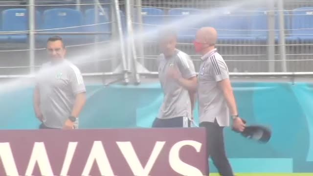 Luis Enrique y Rubiales charlan en el entrenamiento de la selección en el estadio Petrovsky