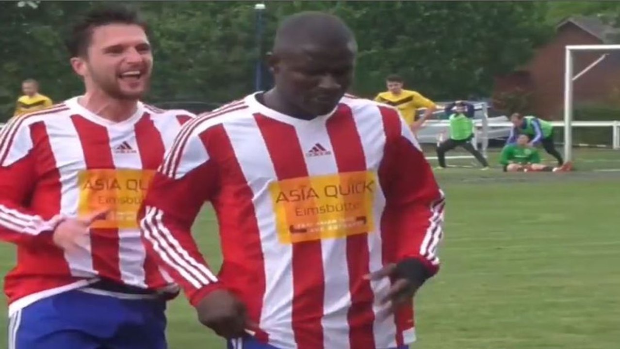 Winkel-Schlenzer: Brown macht's wie Balotelli